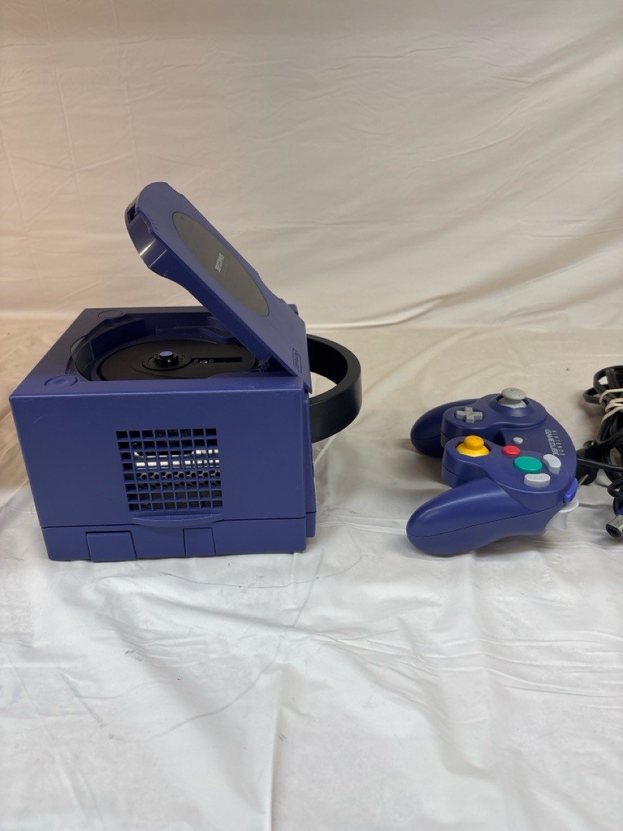NINTENDO GAMECUBE DOL-001(USA) WITH CORDS AND CONTROLLER (J31005298)
