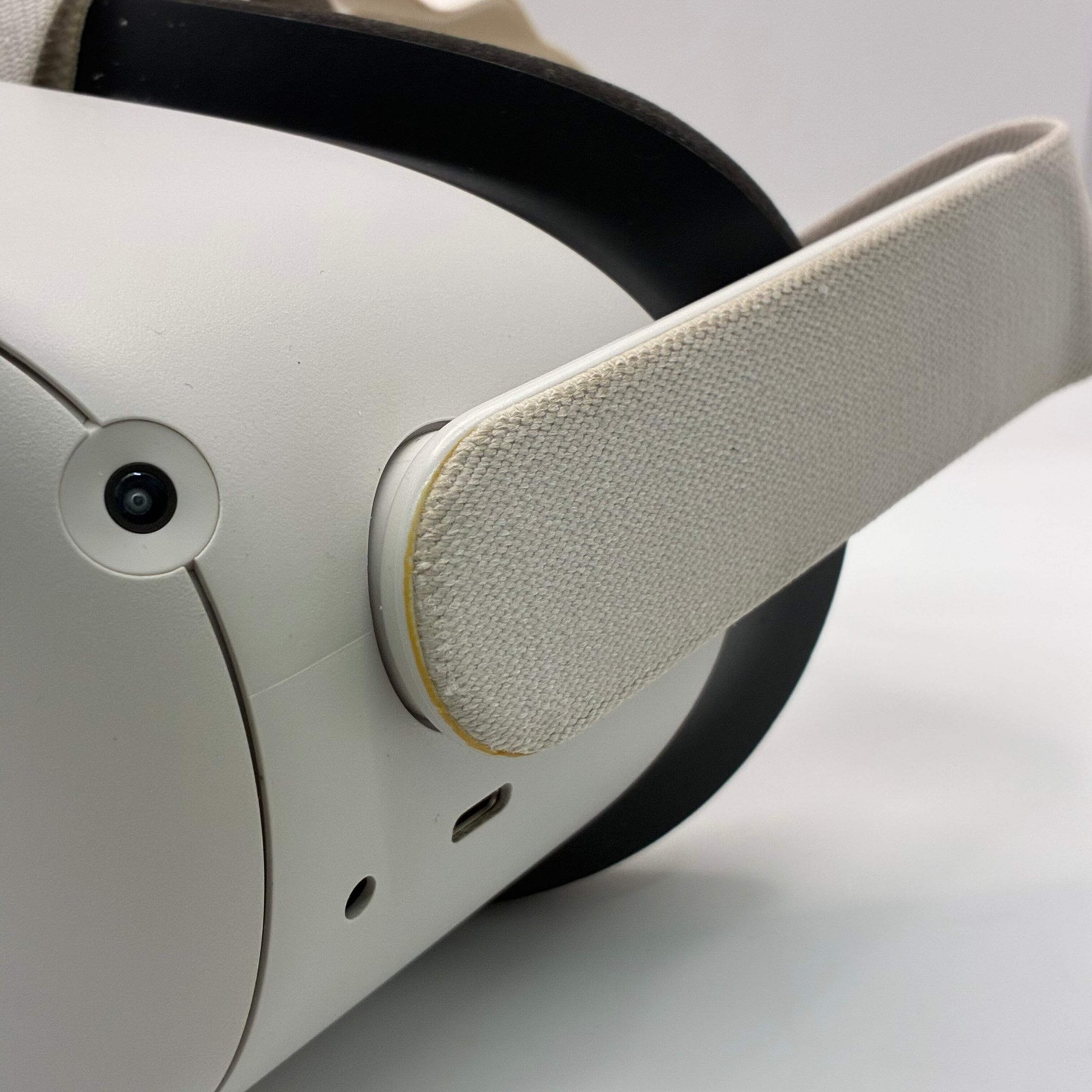 Meta Quest 2 KW49CM 128GB White VR Headset W/ Controllers – Used B