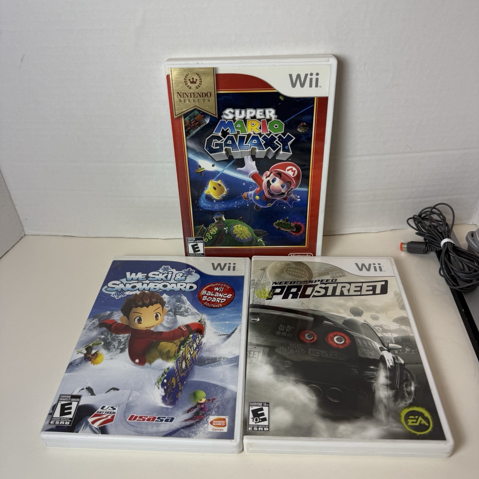 Nintendo Wii Console Bundle w/ Remote, Nunchuk Cords 3 Games Super Mario Galaxy