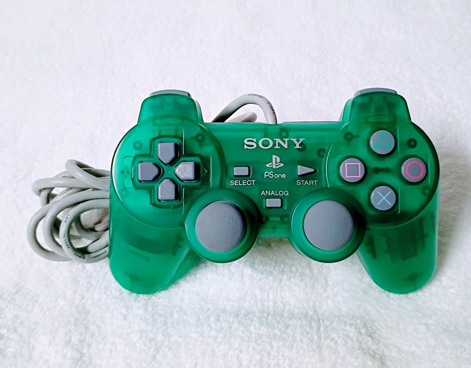 Playstation 1 with 1 controller, AV Cable, power cable and Syphon Filter 2 game