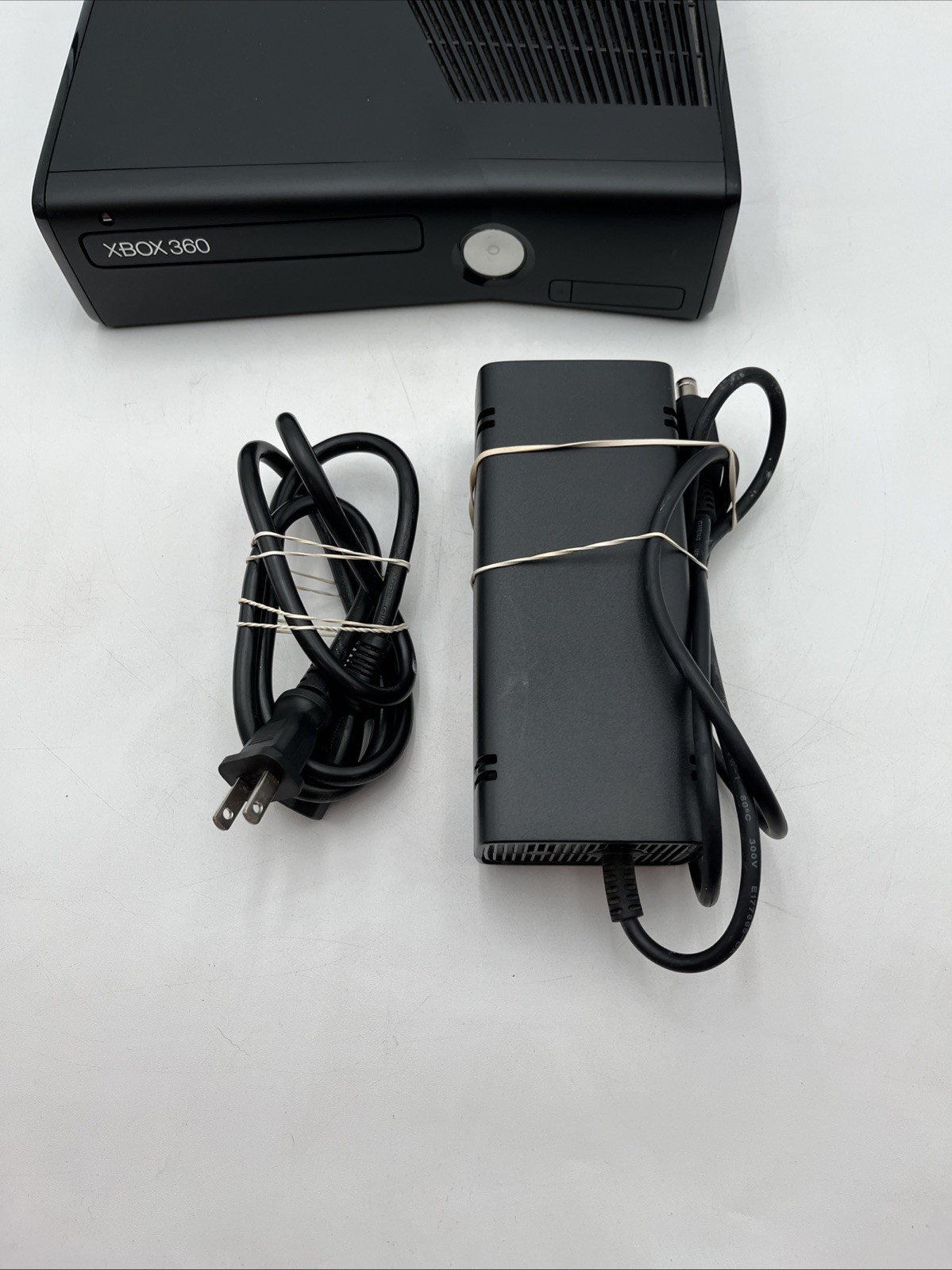 Xbox 360 S Slim Bundle 1439 Console w 2 Controllers Power AV & Sega Tennis Works