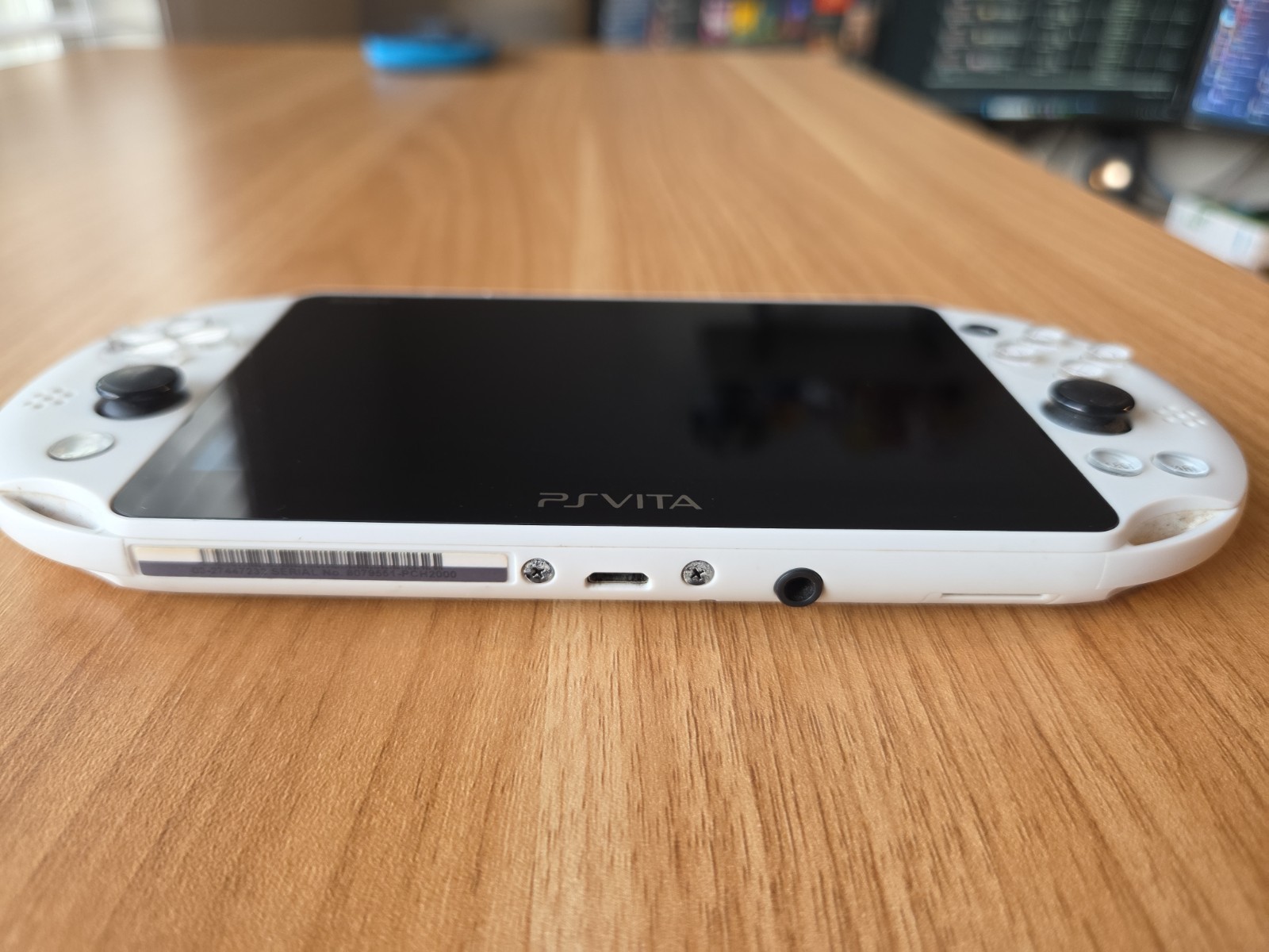 Sony PS Vita PCH-2000 Slim White + Charger GREAT CONDITION US SELLER