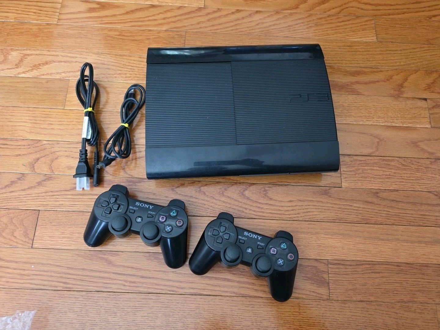 Sony PlayStation 3 PS3 Super Slim CECH4201A 700GB, 2 Controllers – Display Issue