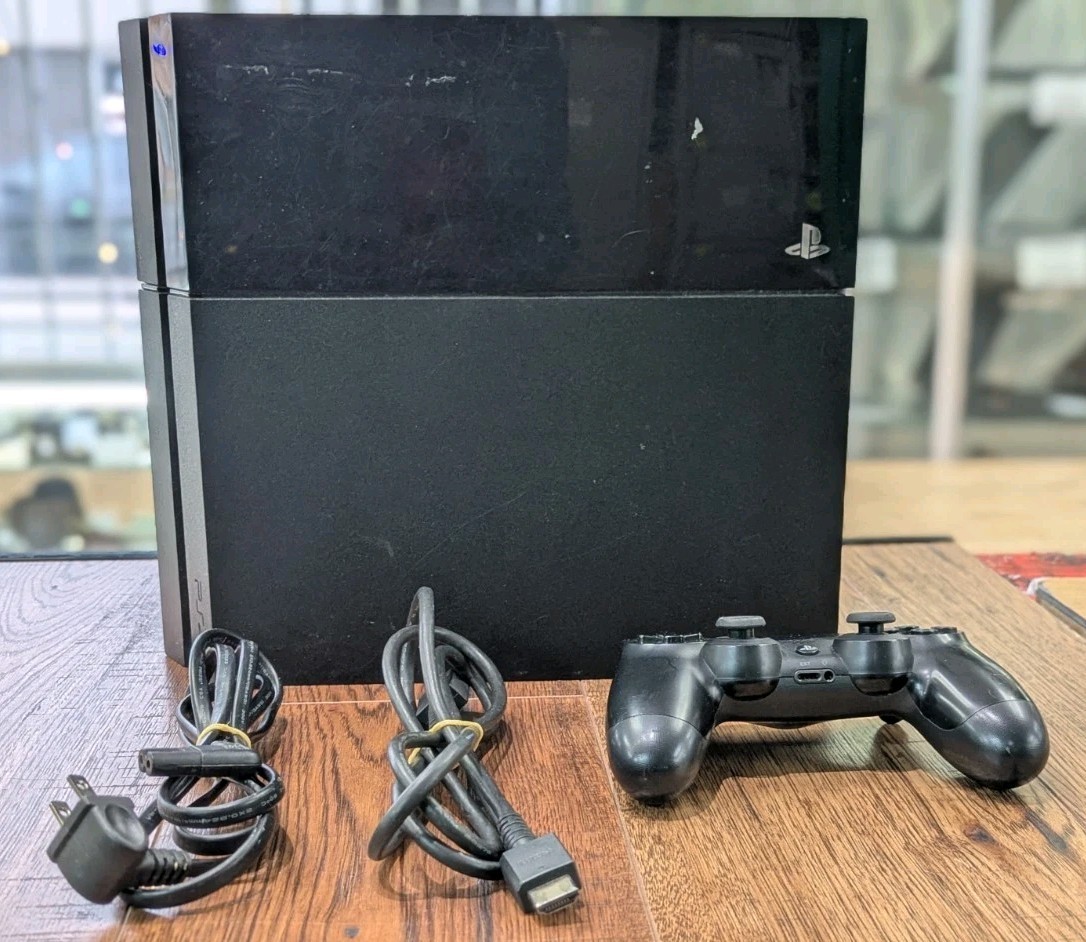 Sony Playstation PS4 in 500GB with One Controller and all cords