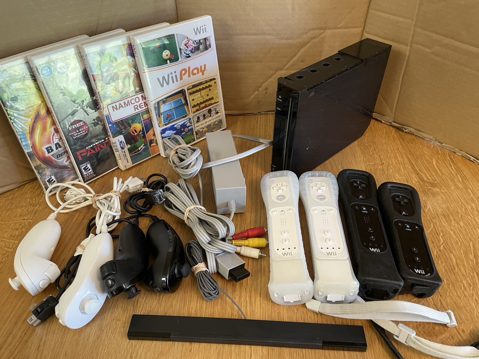 Nintendo Wii Black RVL-001 Bundle 4 Controllers + Nunchuks And Games