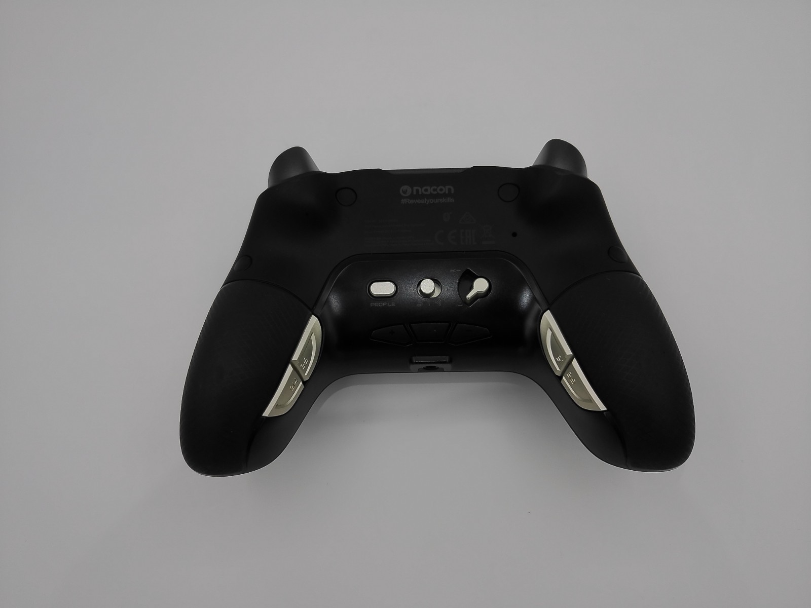 Sony PlayStation 4 Slim 500GB Black 1 controller nacon pro 16 games ;wall mount