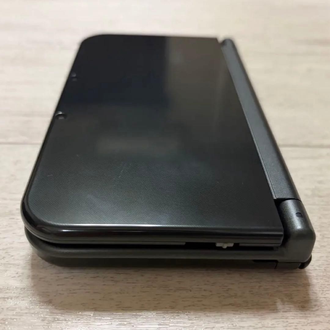 New Nintendo 3DS LL Metallic Black includes charging cable