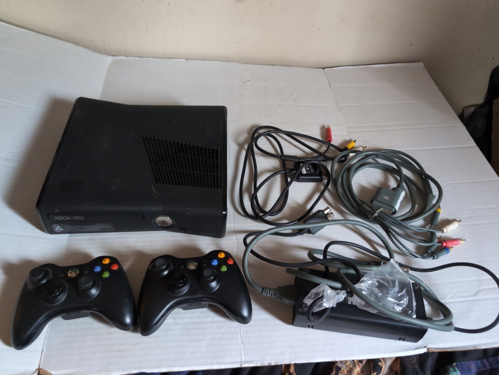 Microsoft Xbox 360 S 250GB Black Wi-Fi Console 2 Controllers 2 AV Cables
