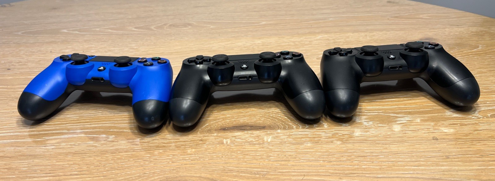 PlayStation PS4 DARTH VADER STAR WARS + 3 Controllers + Cables (No HDMI Output)