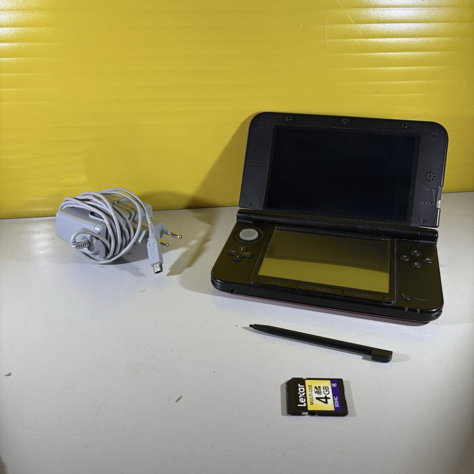 Nintendo 3DS XL CONSOLE Black & Red + Original Charger