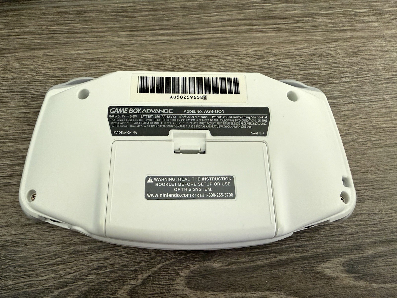 Near Mint Game boy Advance Arctic White + Case + unopened acrylic display stand