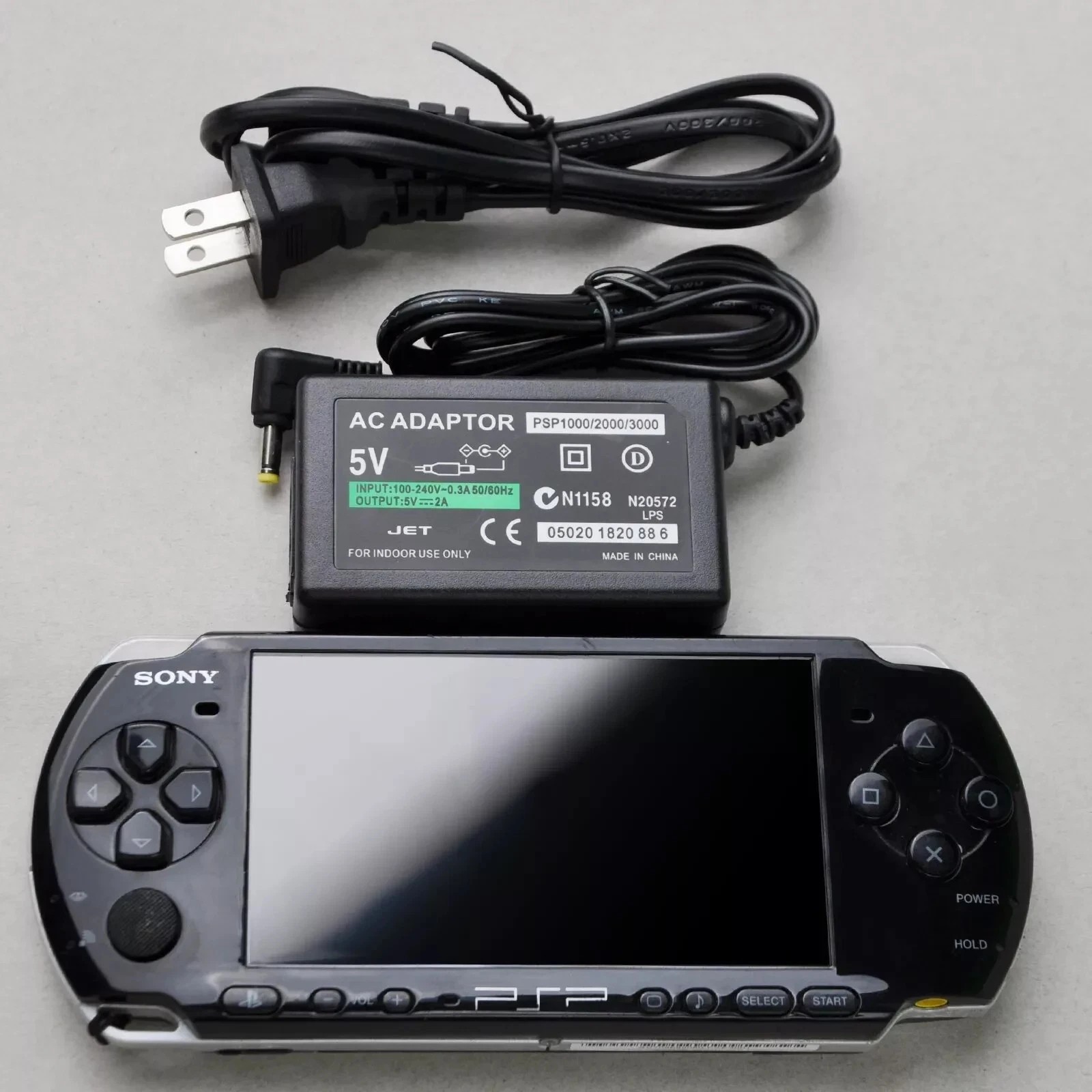 Sony PlayStation PSP 2000 Console with Charger Region Black/White/Pink 80-90%NEW