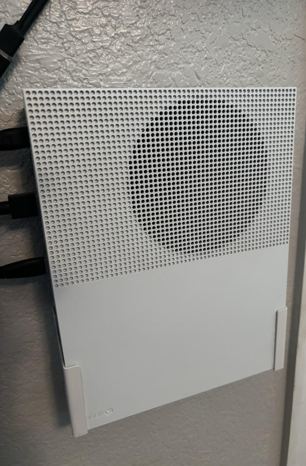 Microsoft Xbox One S White Console + wall mount