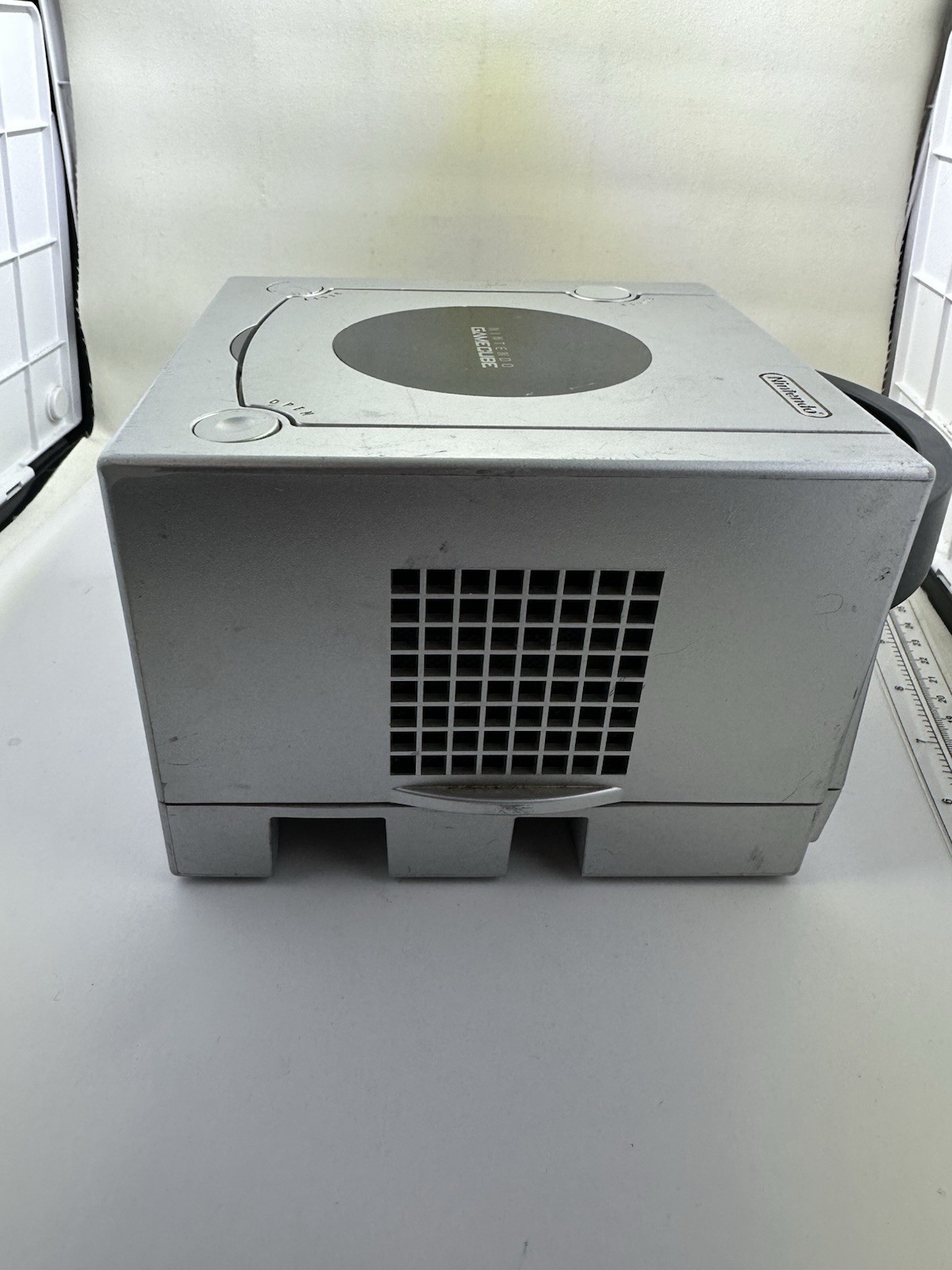 Nintendo DOL-001 USA GameCube Home Console – Silver -For Parts Doesn’t Read Disc