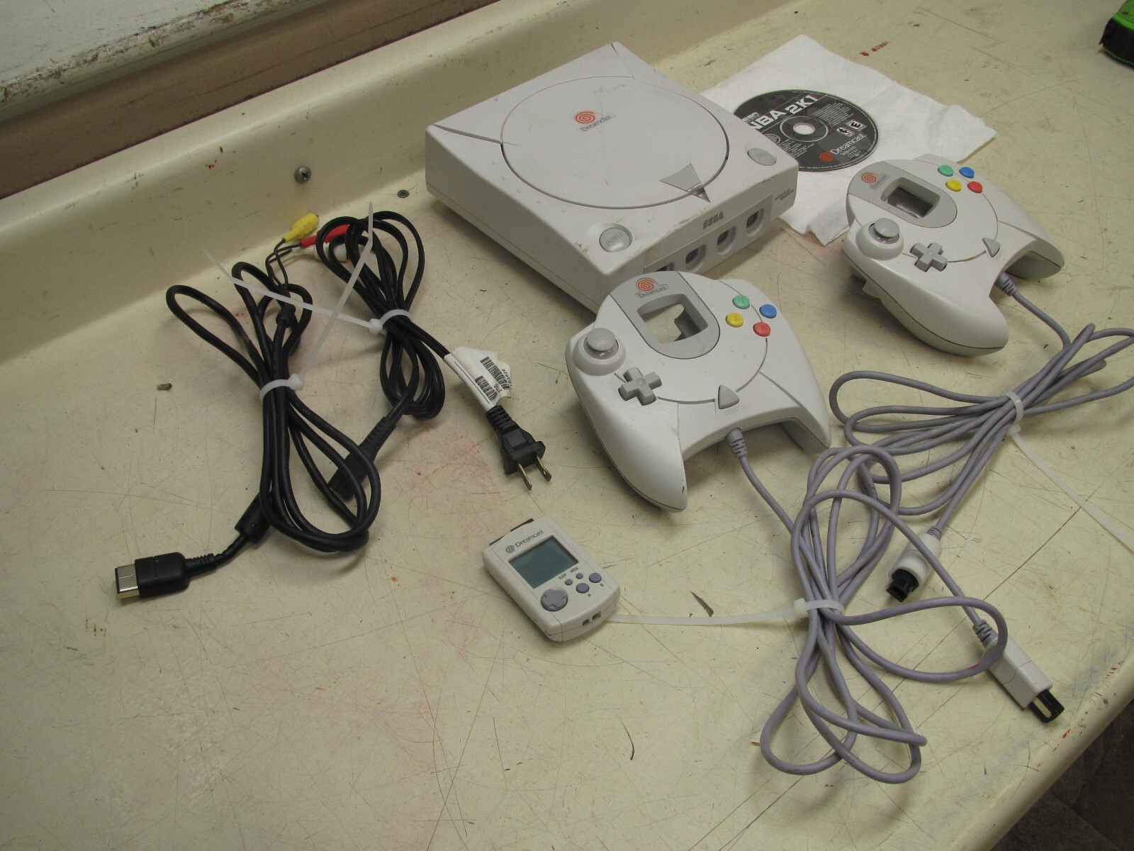 Sega Dreamcast HKT-3020 System Console Bundle w/ Cables 2 Remotes & Memory Card