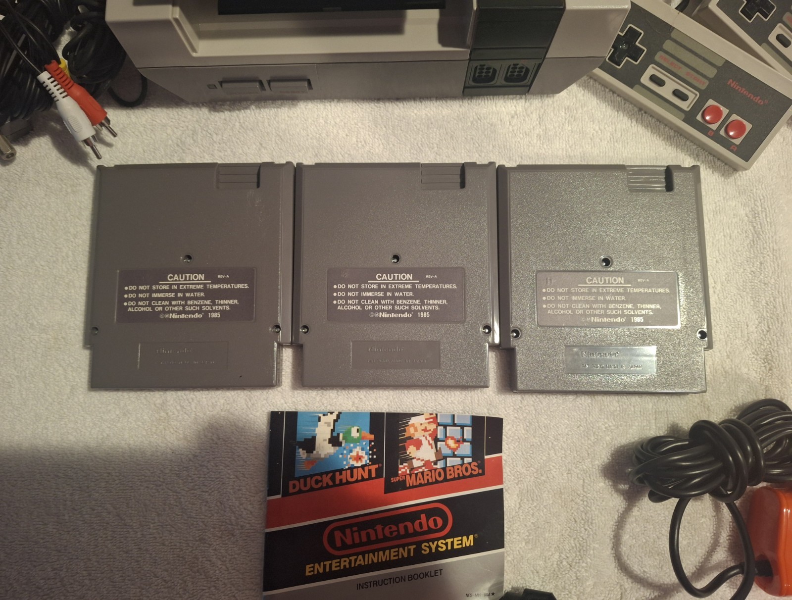 Original Nintendo NES Console 3 Games 2 Controllers And Zapper READ DESCRIPTION