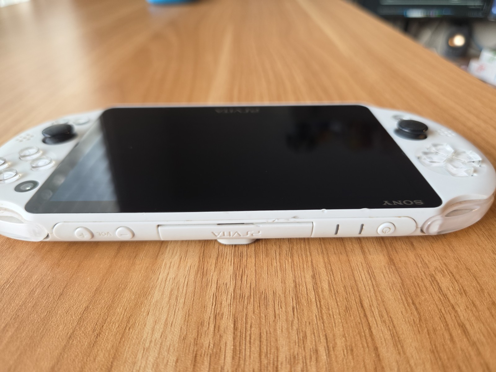 Sony PS Vita PCH-2000 Slim White + Charger GREAT CONDITION US SELLER