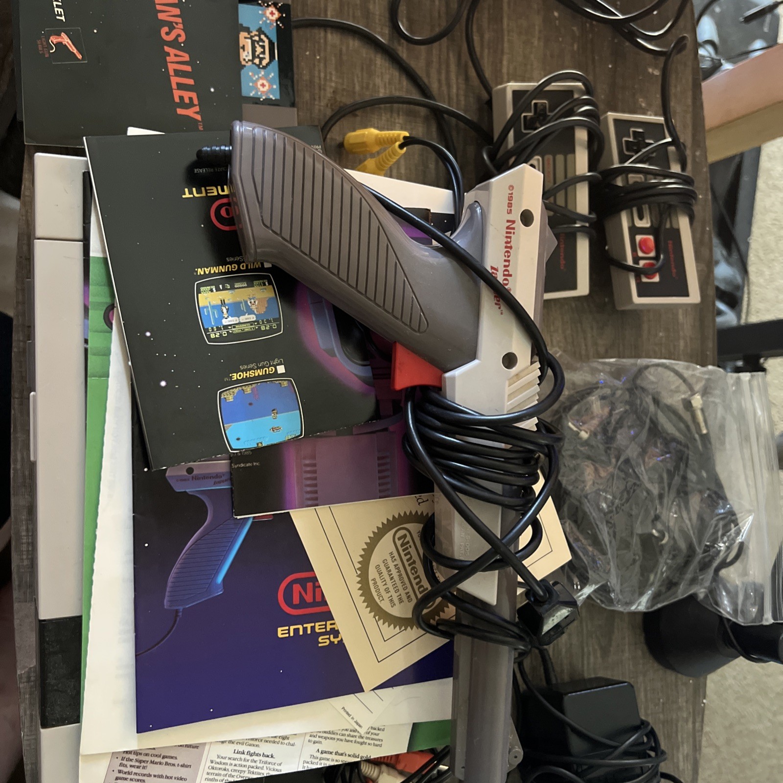 Nintendo NES Set System Console Complete. All Hook UPS And Power Wires, Zapper