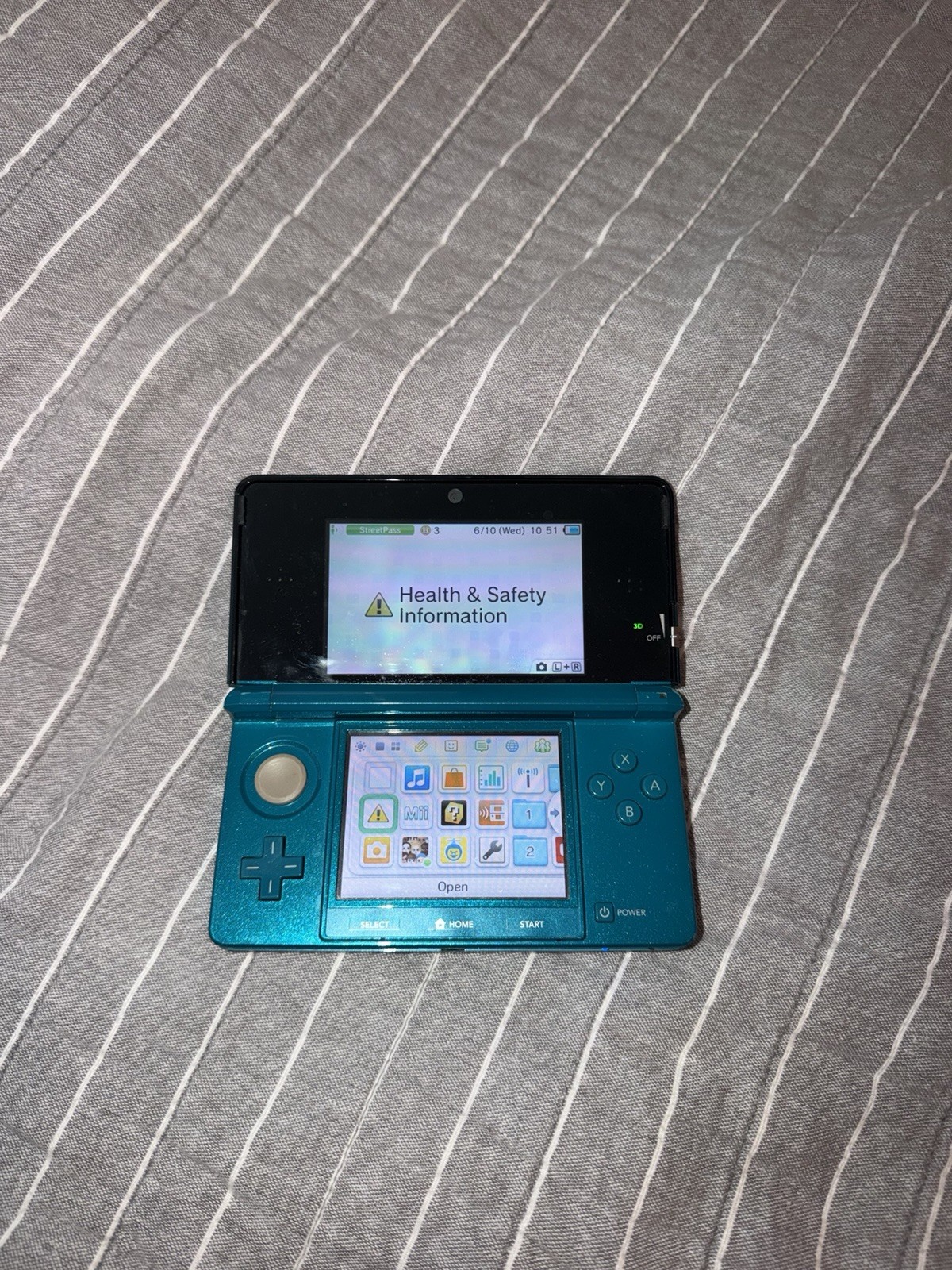Nintendo 3DS Handheld System – Aqua Blue With Charger