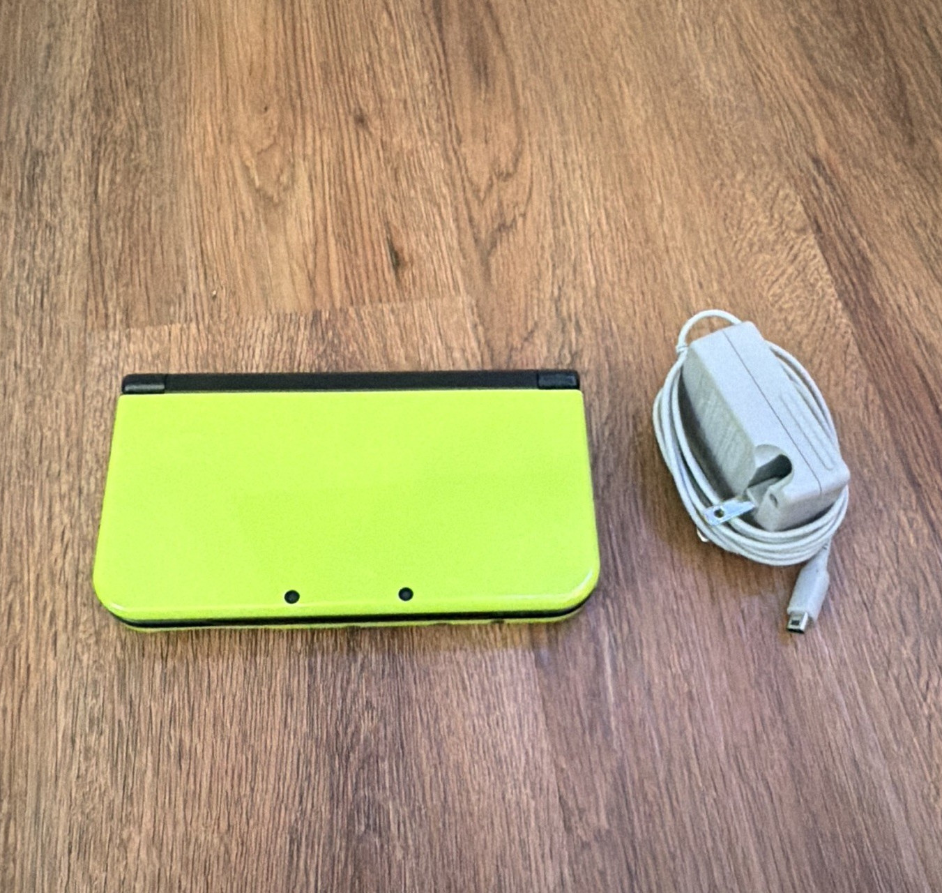 New Nintendo 3DS XL Handheld Console Green/Black w/ Charger EXCELLENT CONDITION