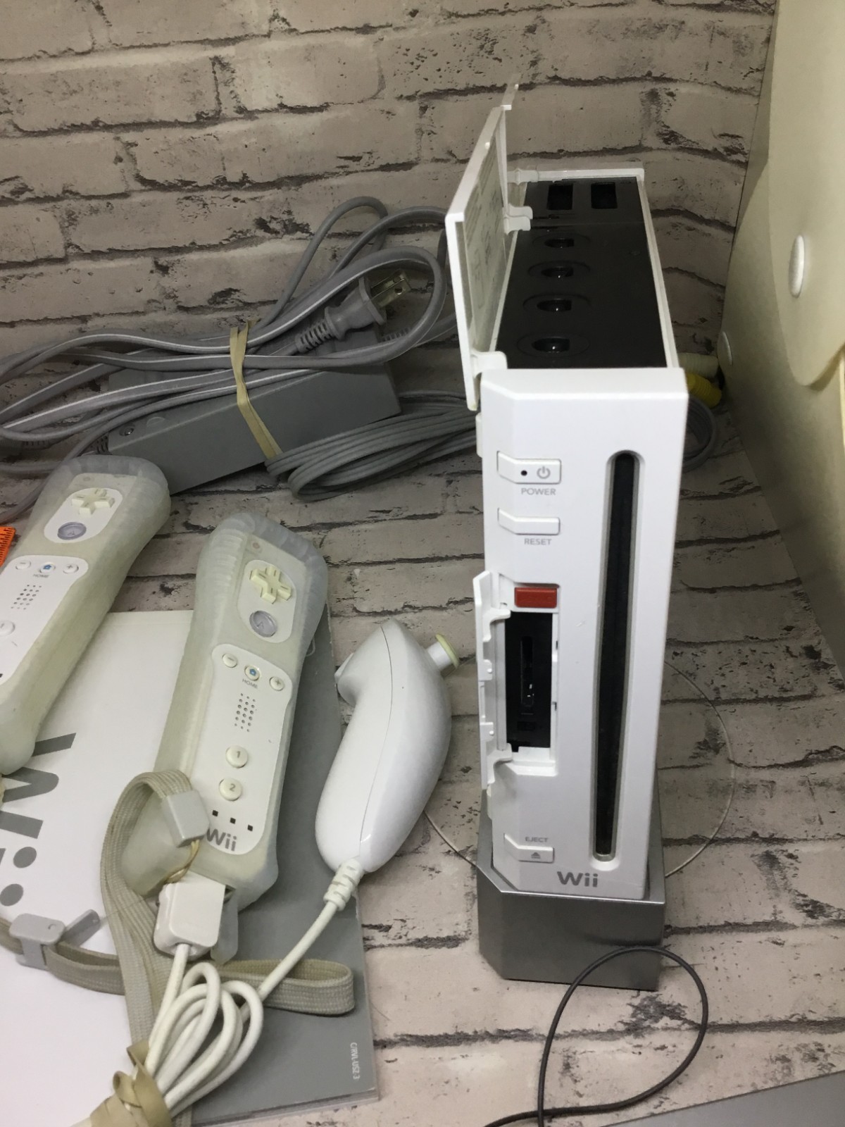 Nintendo Wii Game System Console with 2-REMOTES and game Bundle PLAYS GAMECUBE