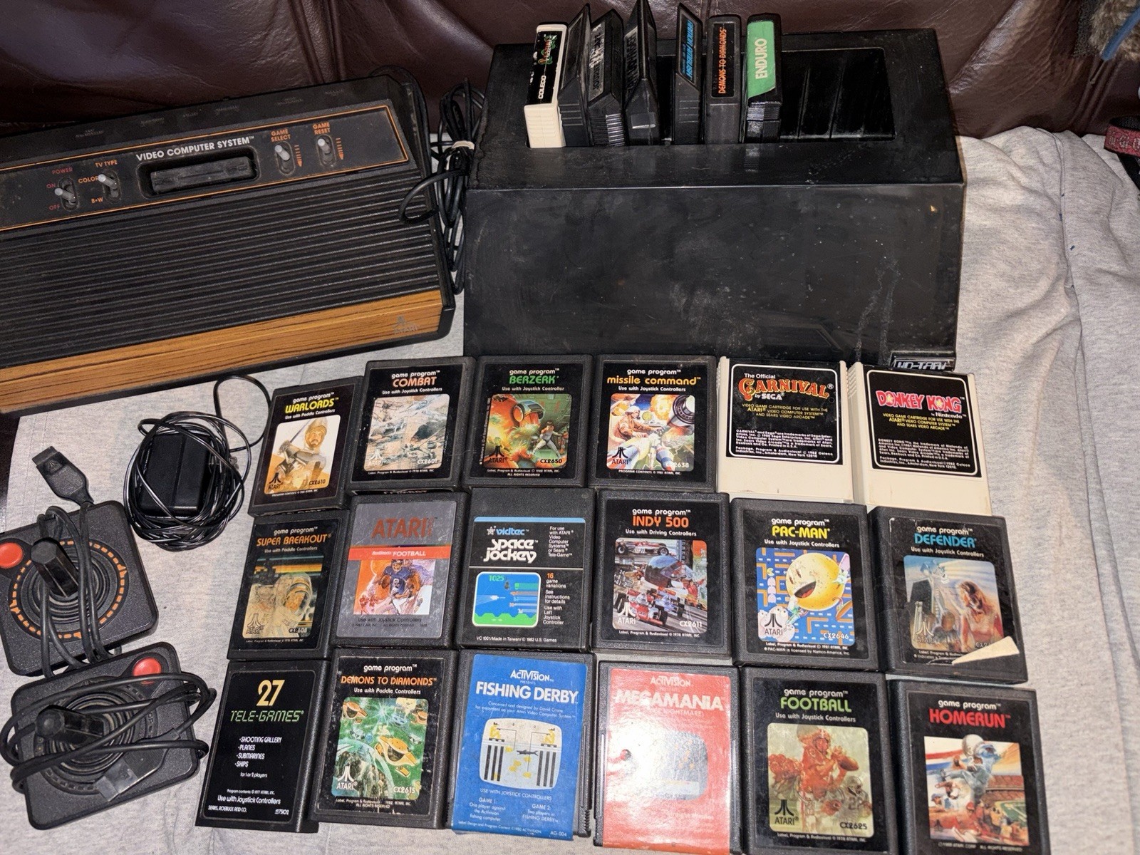 ATARI 2600 WOODY 4 SWITCH CONSOLE JOYSTICKS 25 GAMES VID-TARI HOLDER
