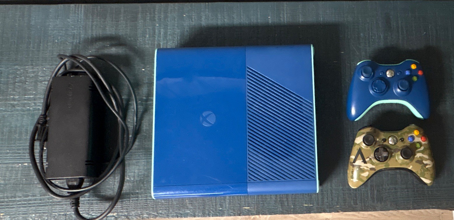 Microsoft Xbox 360 E Special Blue 500GB Console Cord w/ Power & 2 Controllers
