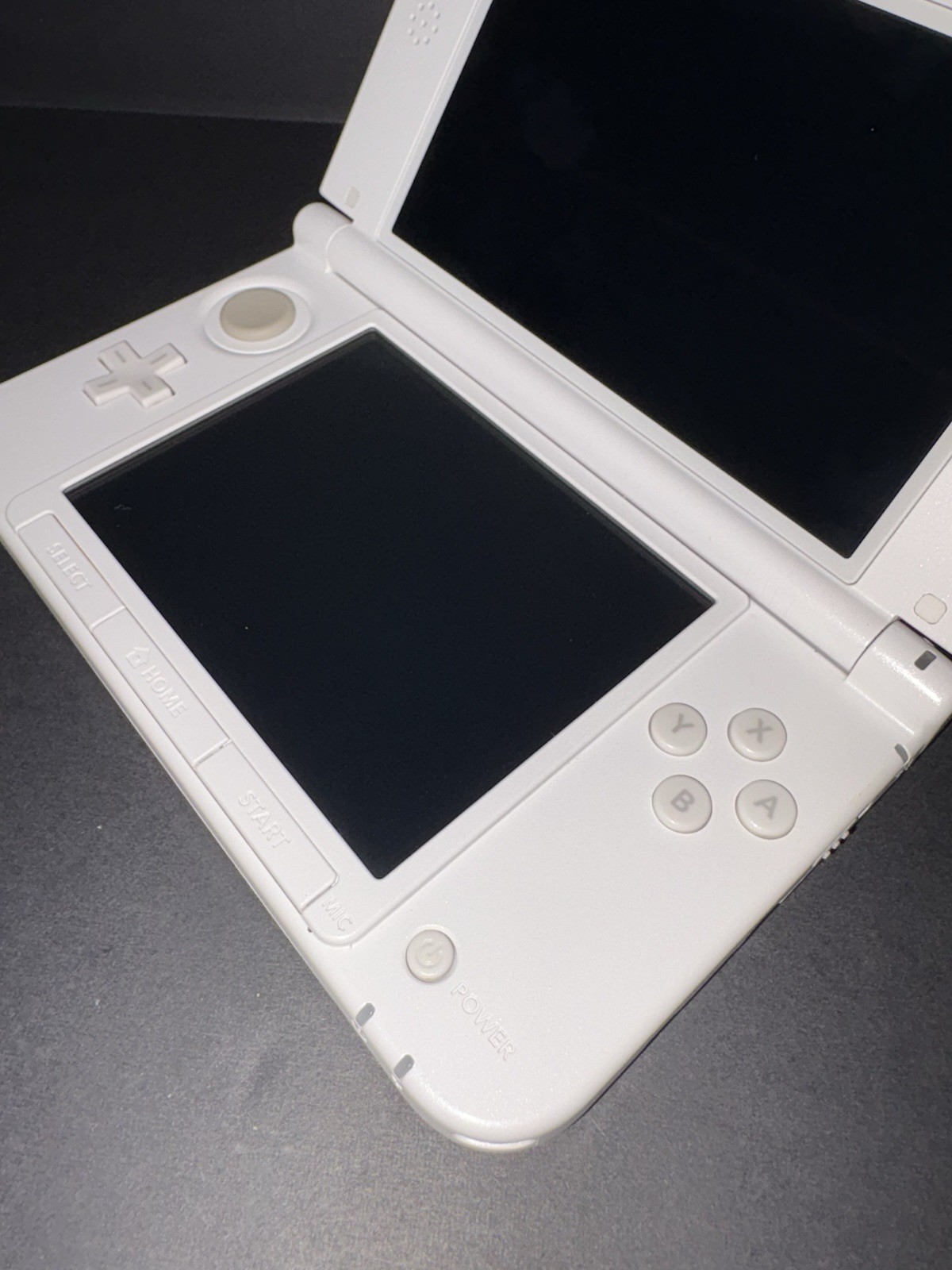 READ US Nintendo 3DS XL Animal Crossing Handheld – Charger & Stylus WORKING