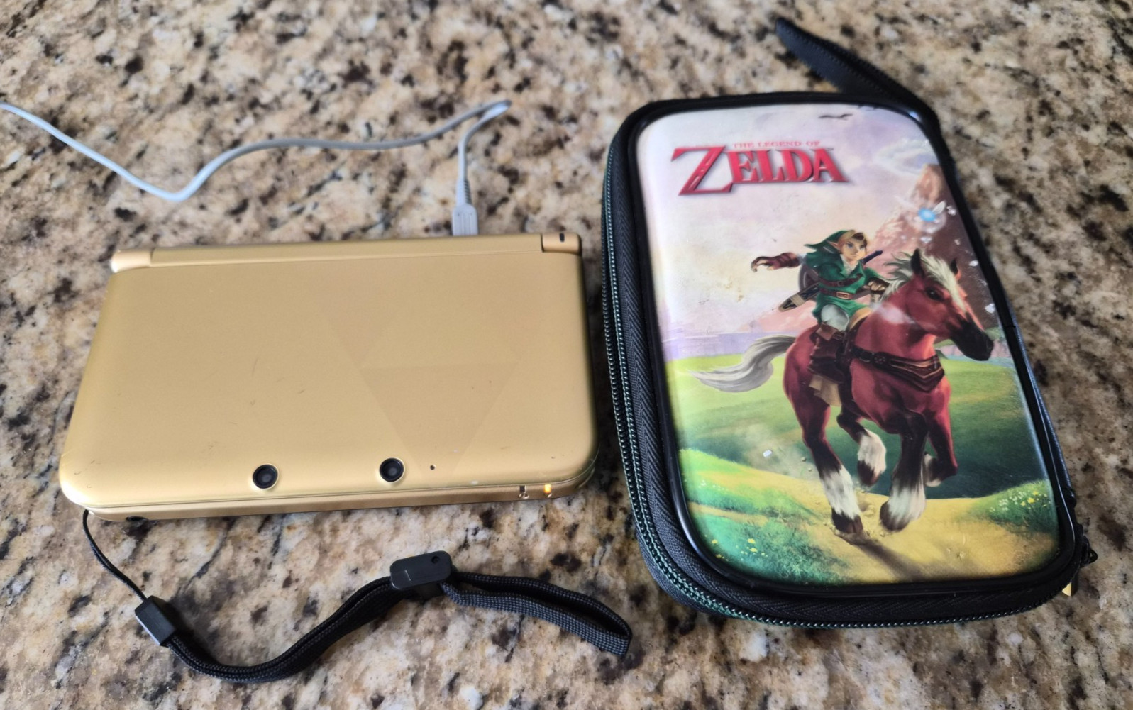 Nintendo 3DS XL Zelda A Link Between Worlds Limited Edition w/Case + Charger OEM