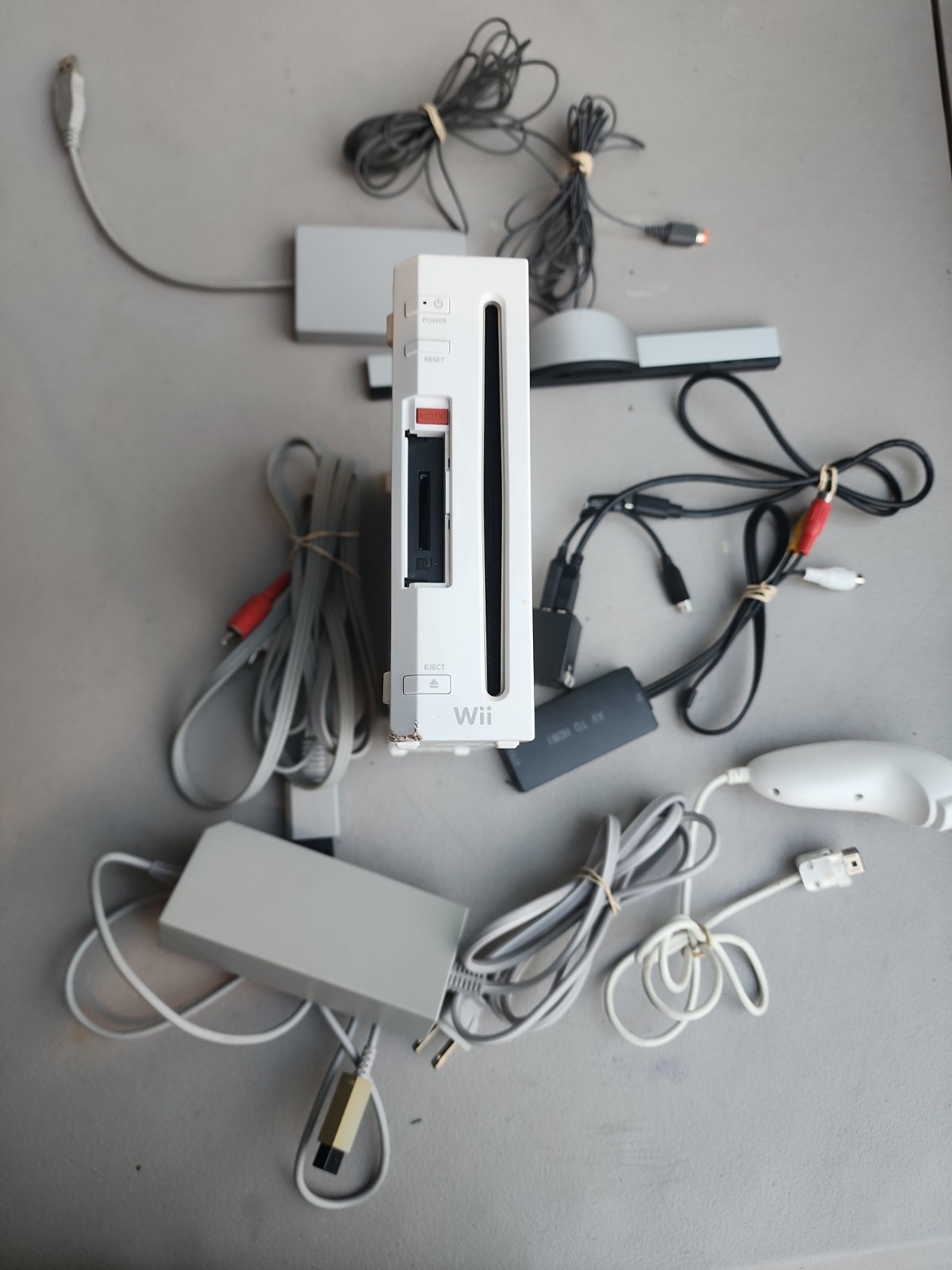 Nintendo Wii Game Console RVL-001 Bundle, USA Version, White