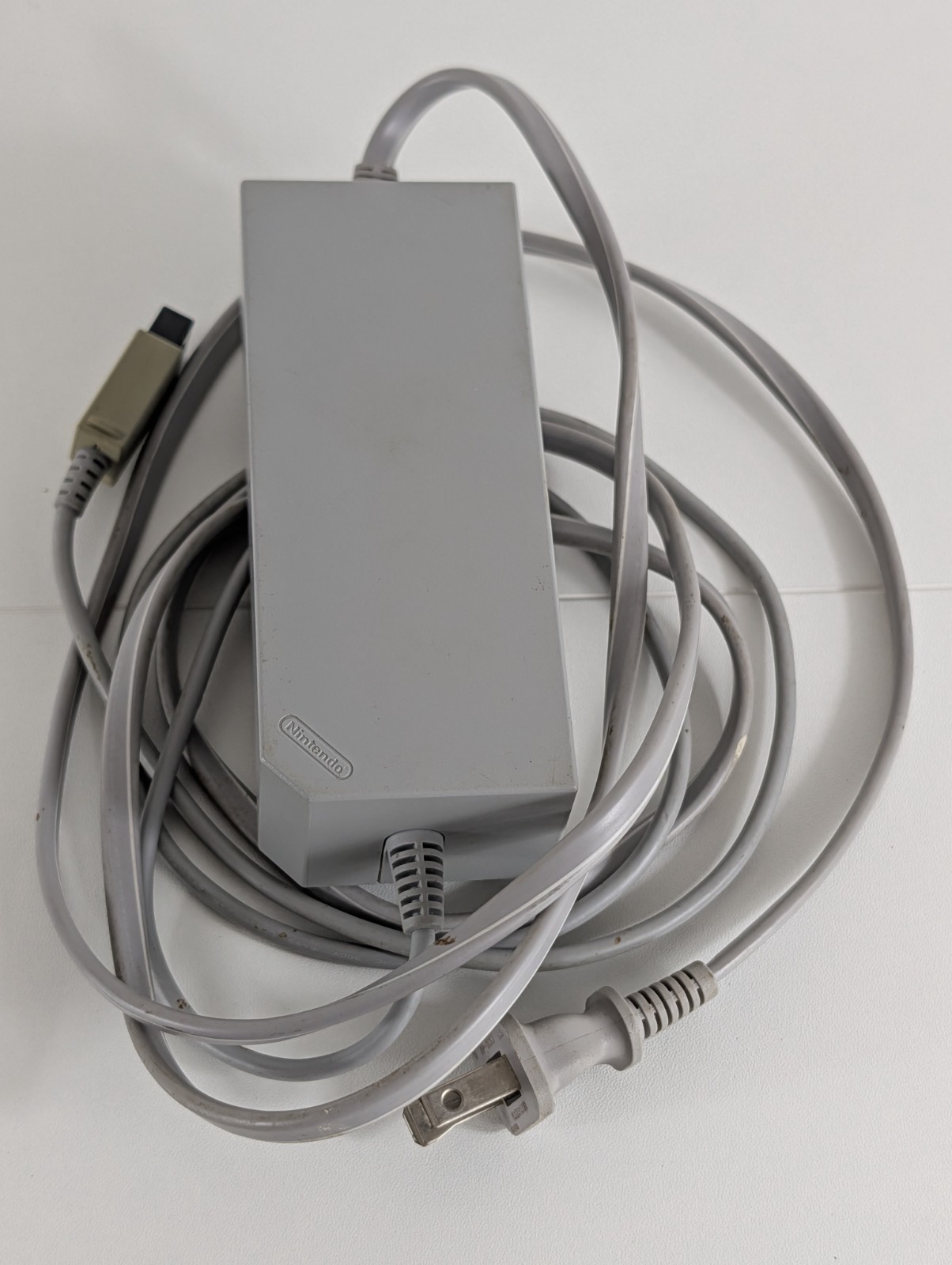 White Nintendo Wii System – Cords & Controller + Game