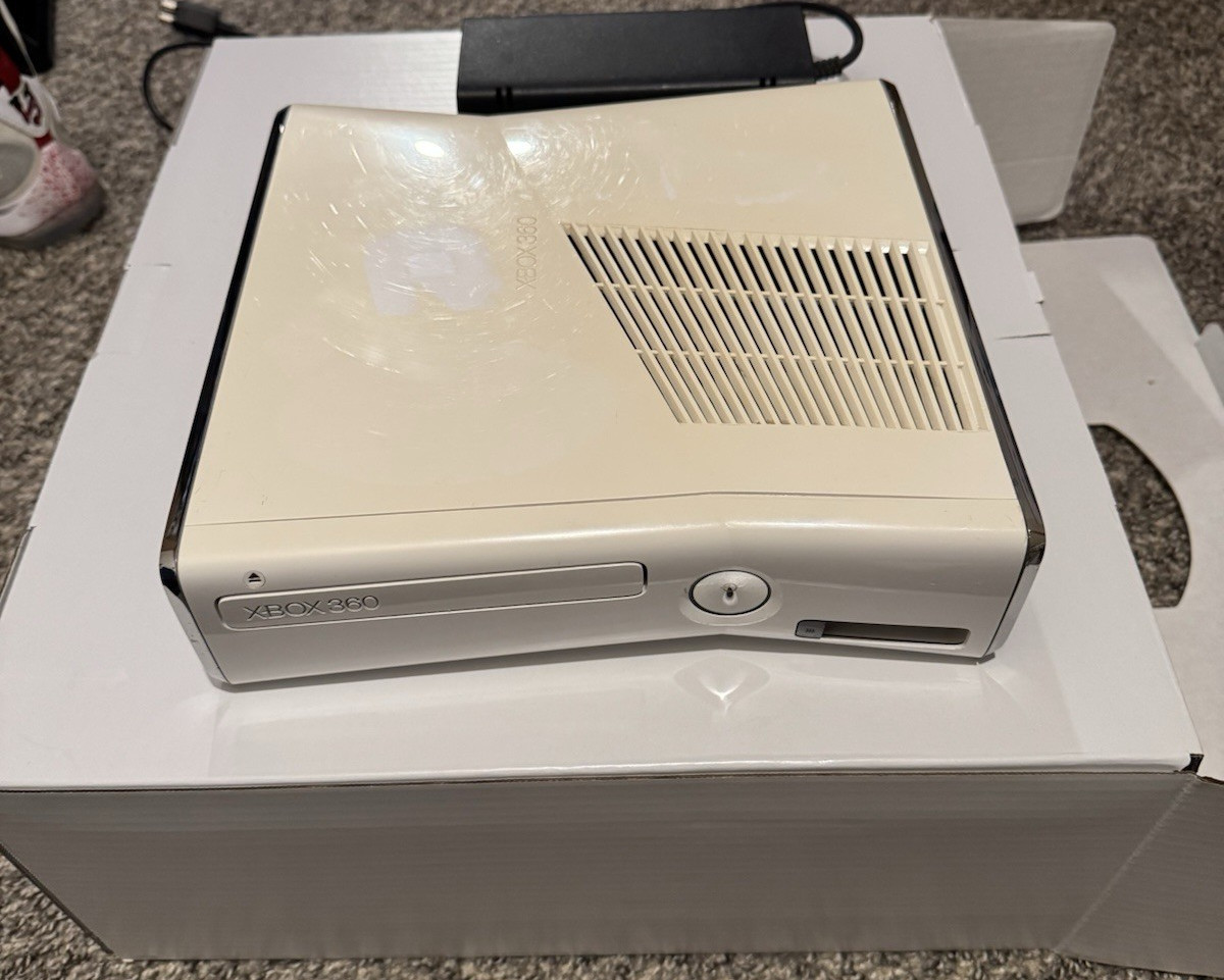 Microsoft Xbox 360 S 250GB Console White Wi-Fi HDMI 1080p NTSC-U/C