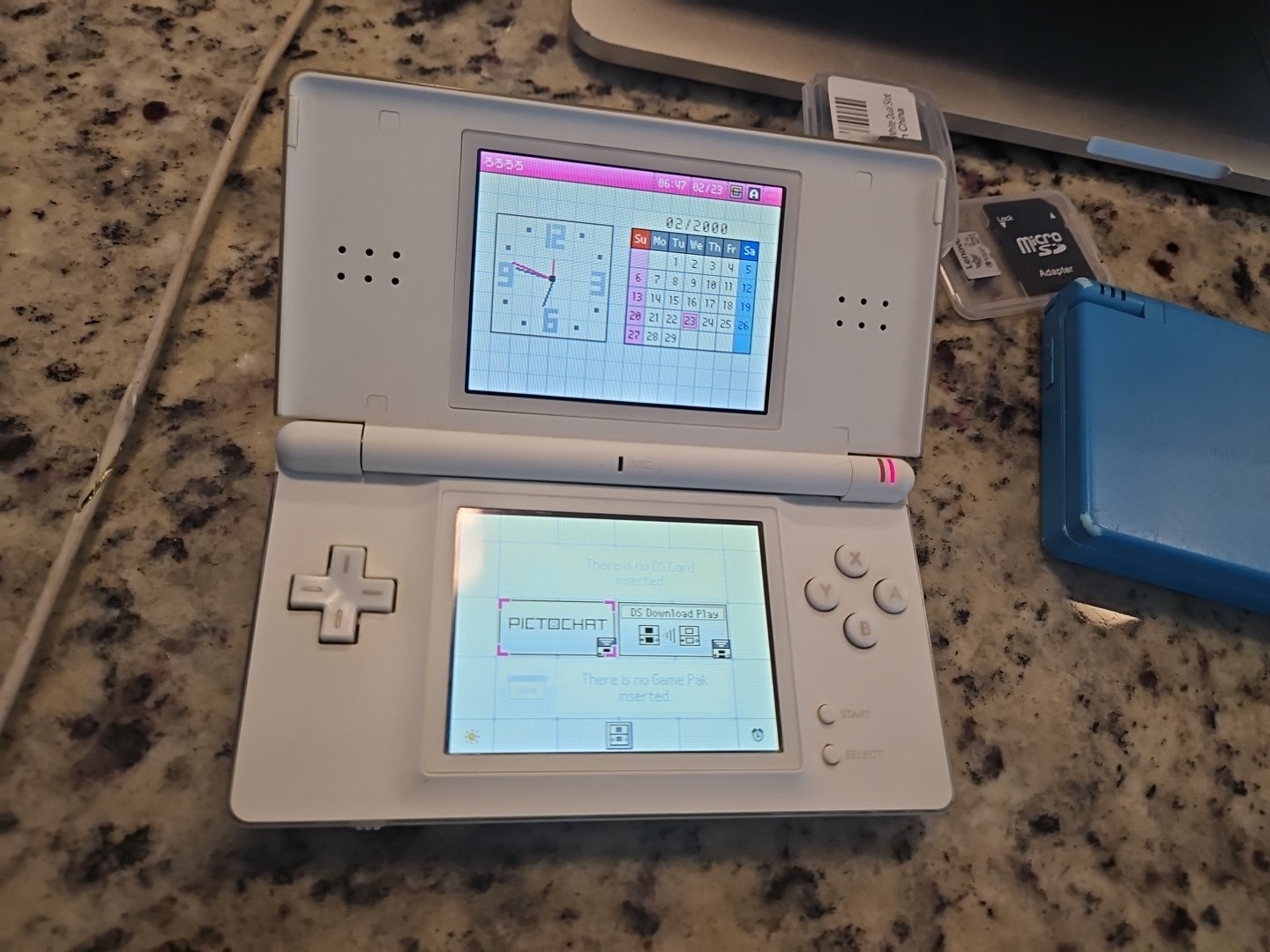 Nintendo DS Lite Handheld System – White fast shipping with charging cable