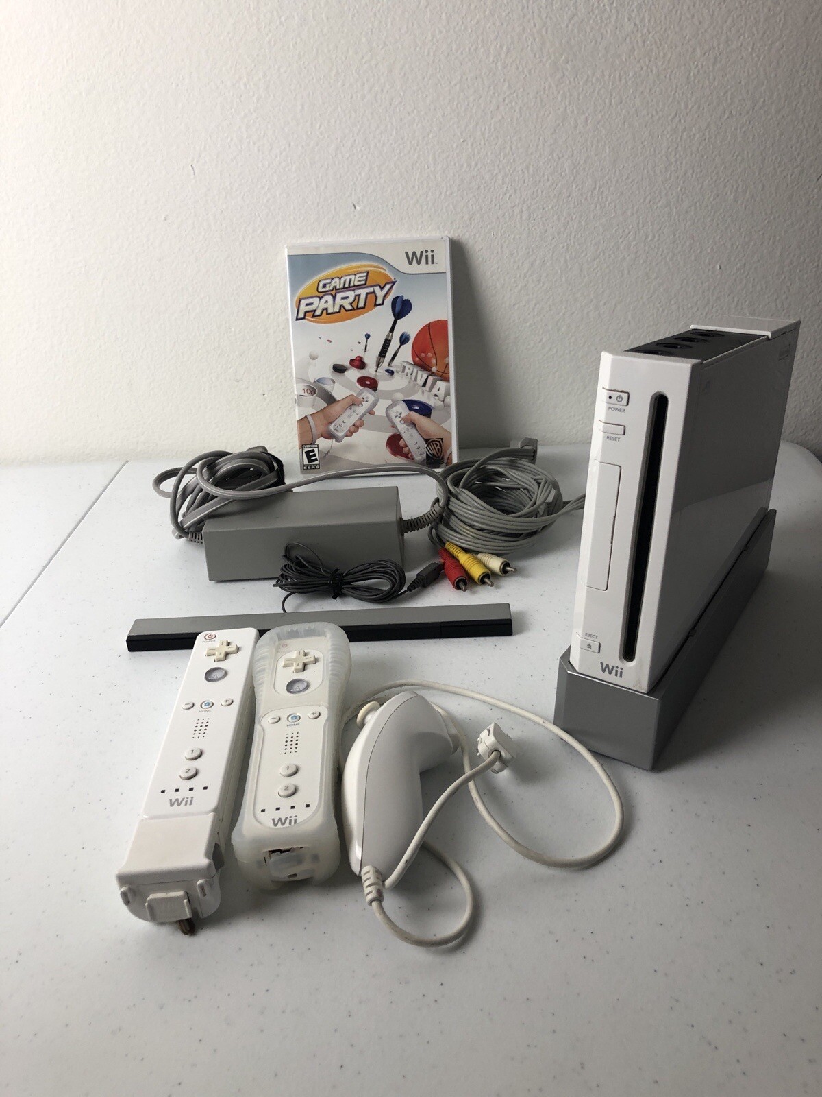 Nintendo Wii Bundle, 2 Wii Remotes, 1 Nunchuk, Wii Game Party Tested And Works