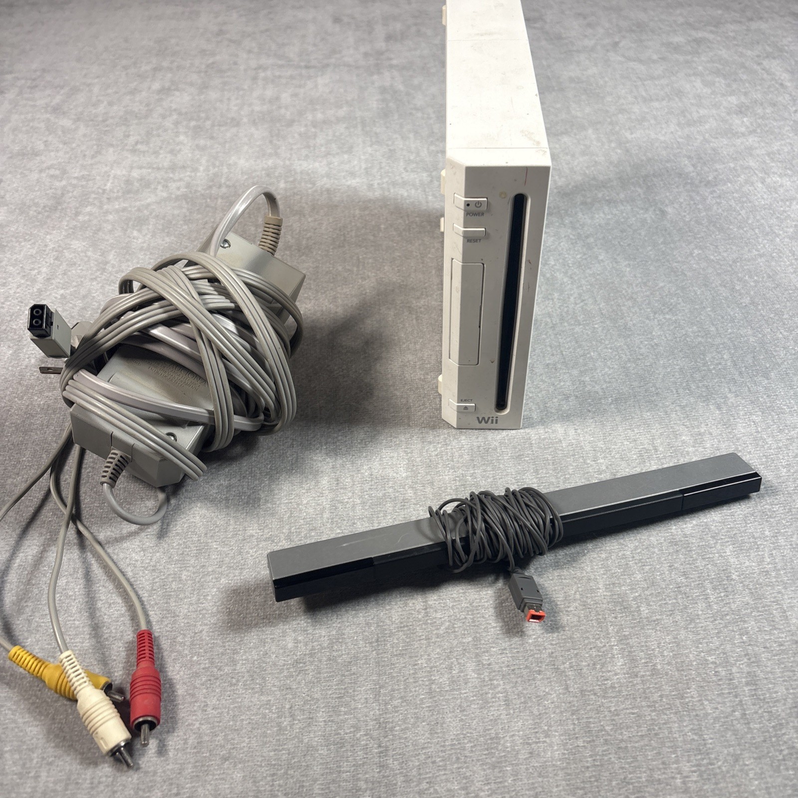 NINTENDO WII CONSOLE With Cables Plus Sensor