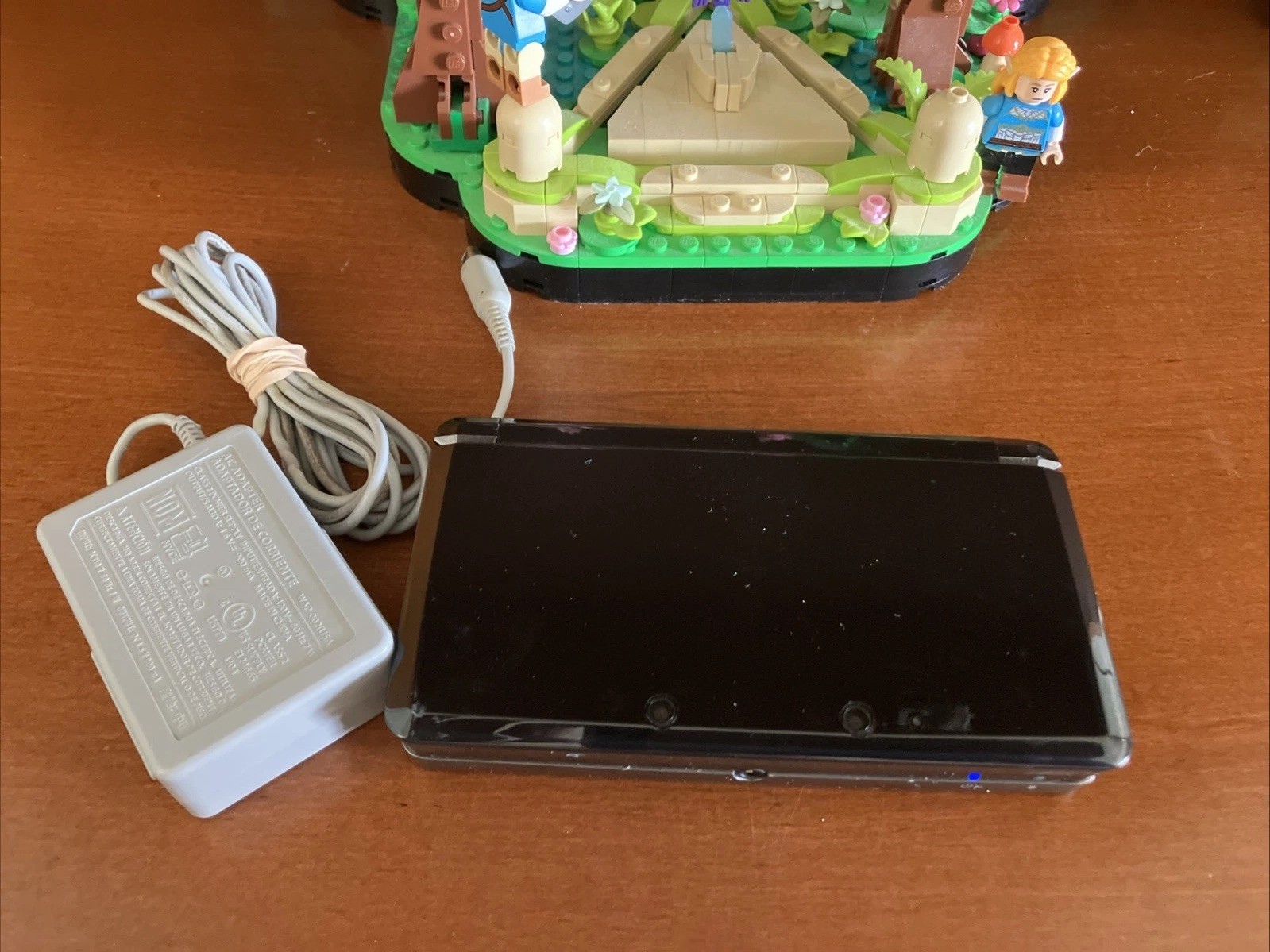 Nintendo 3DS Black CTR-001 Game System Console w/ Charger