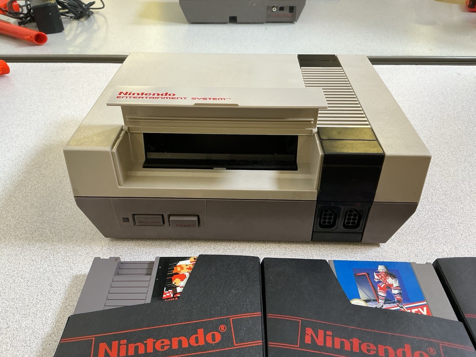 Nintendo Entertainment System Console 2 Controllers, Zapper, 3 Games Super Mario