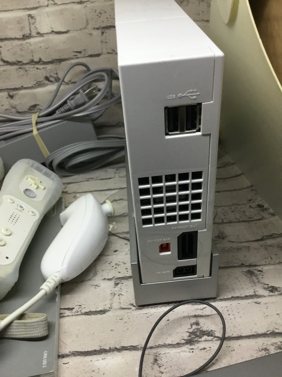 Nintendo Wii Game System Console with 2-REMOTES and game Bundle PLAYS GAMECUBE
