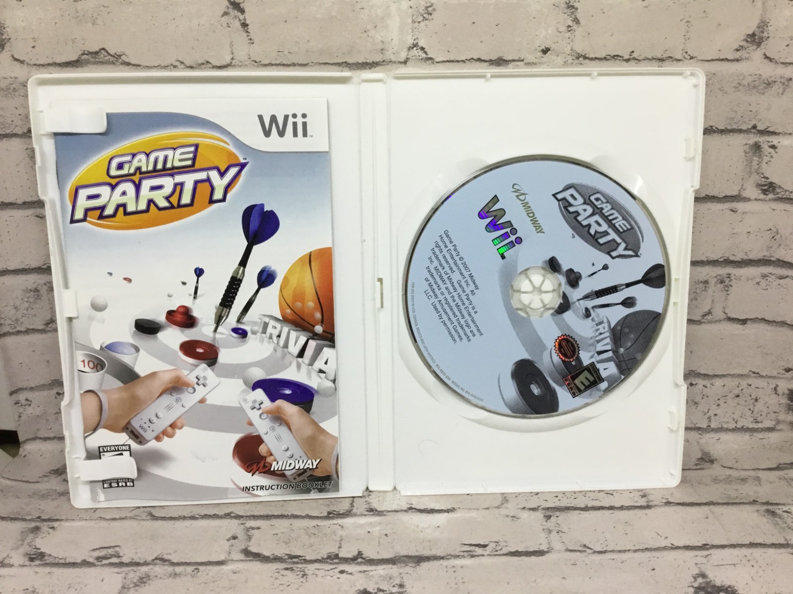 Nintendo Wii Game System Console with 2-REMOTES and game Bundle PLAYS GAMECUBE