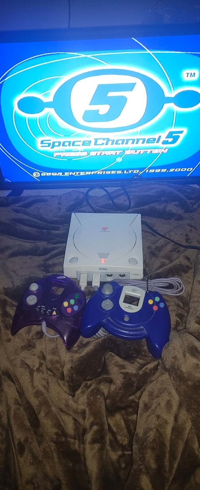 SEGA Dreamcast White with space channel 5 game with two mad cat controllers