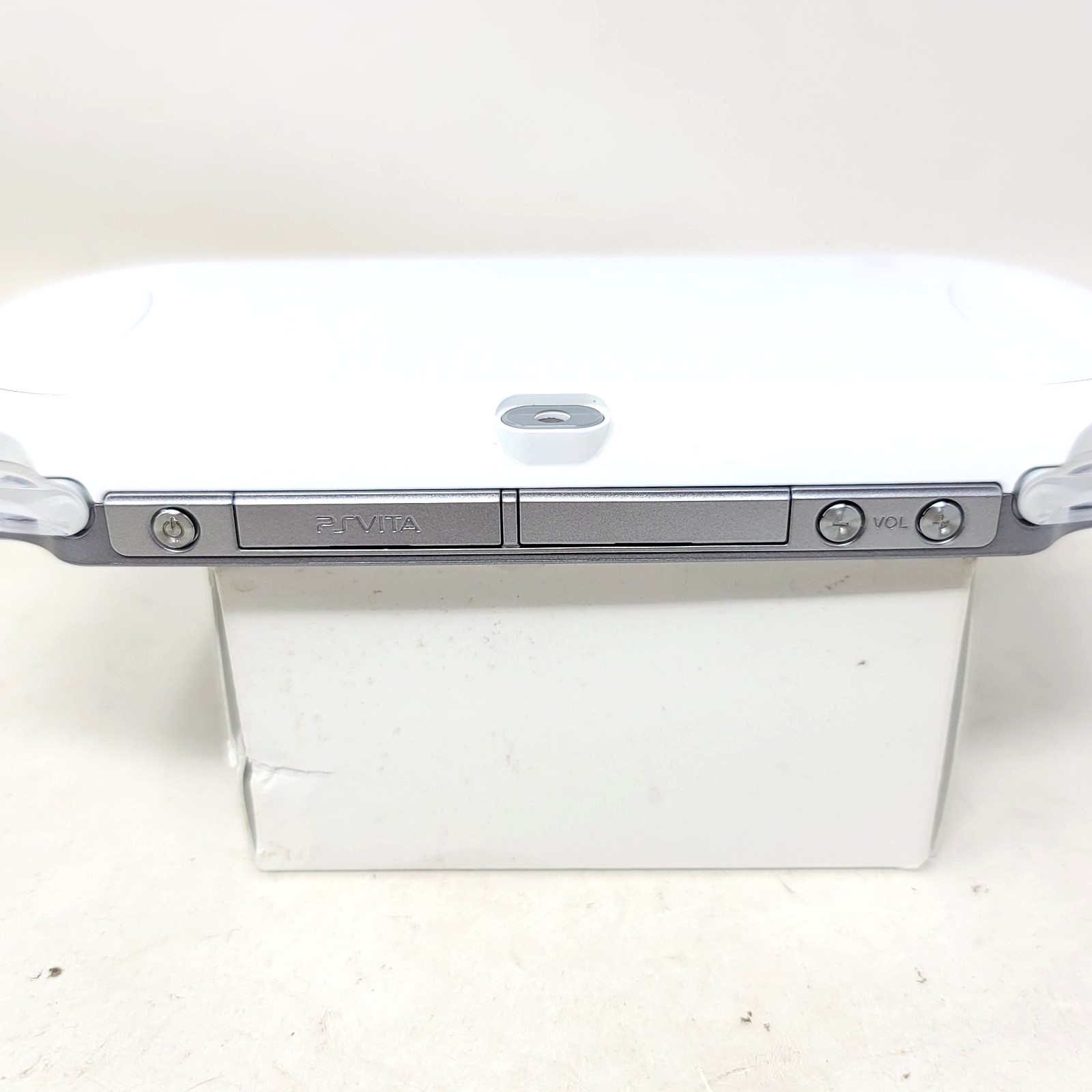 Sony PlayStation PS Vita PCH-1000/1001 White WIFI w Charger 4GB Region Free