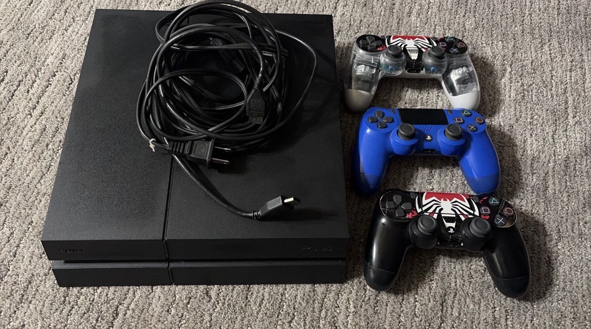 Sony PlayStation 4 Console Black Wi-Fi Capability Three Controllers HDMI USB