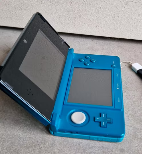 Nintendo 3DS Handheld System – Aqua Blue + Pokémon Sun (Fr Box)