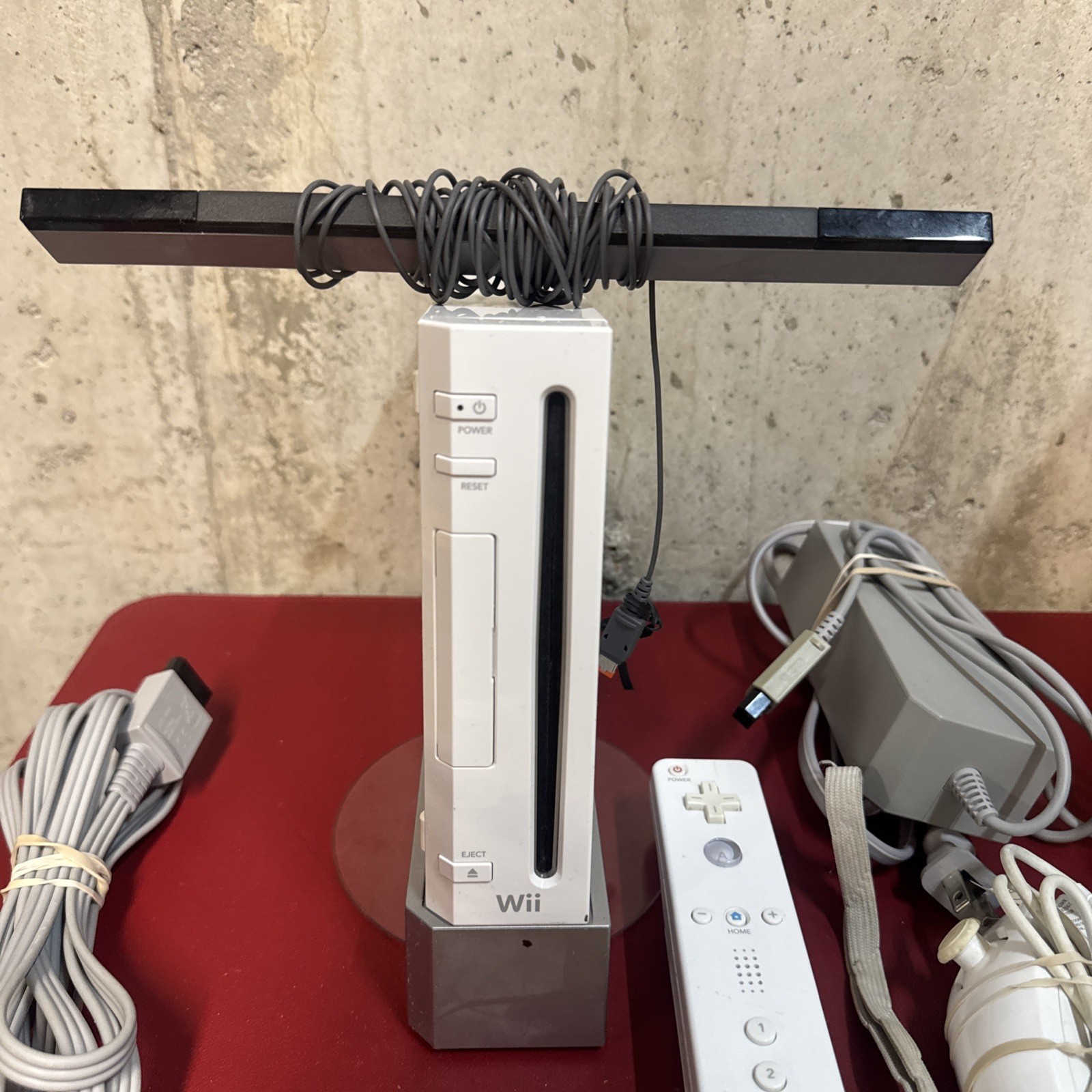 Nintendo Wii RVL-001 (USA) White Console w/ OEM Controller, Nunchuk & 5 Games