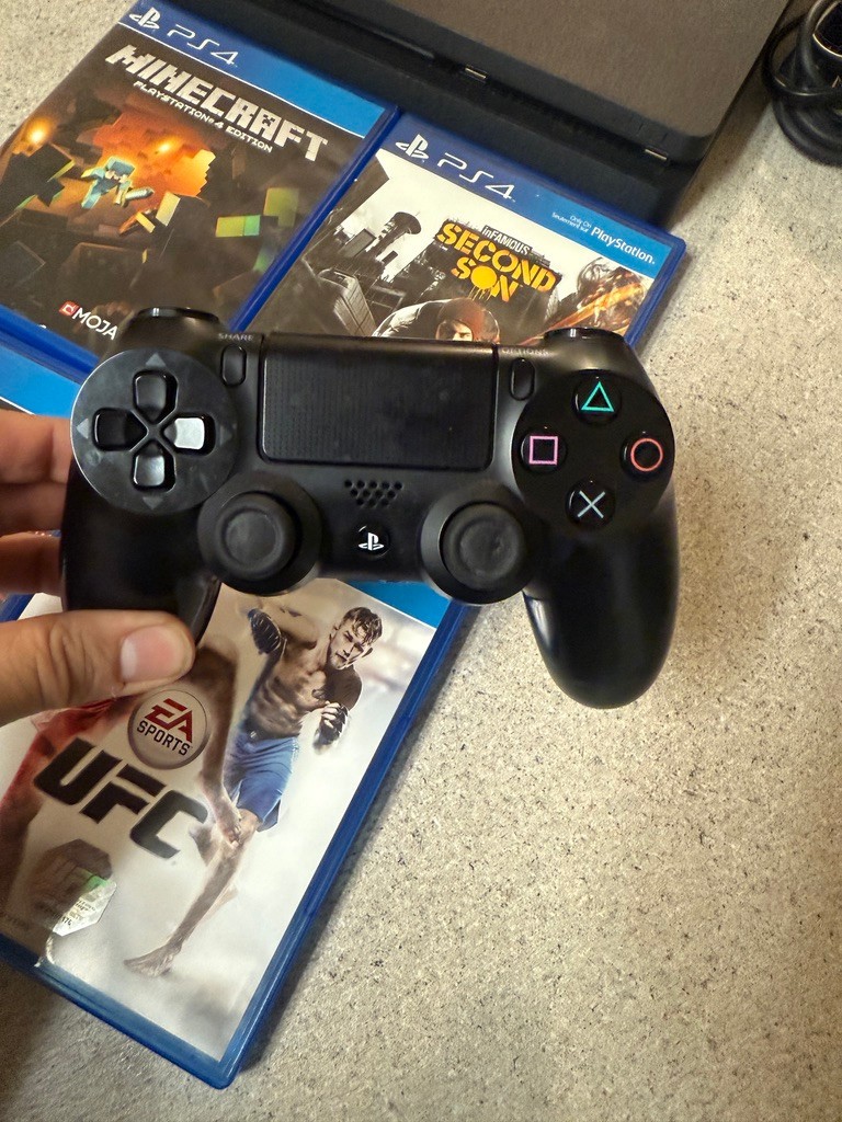 Sony PS4 Slim 1TB Console Bundle (4 Games, 1 Controller) TESTED & WORKS. CLEAN