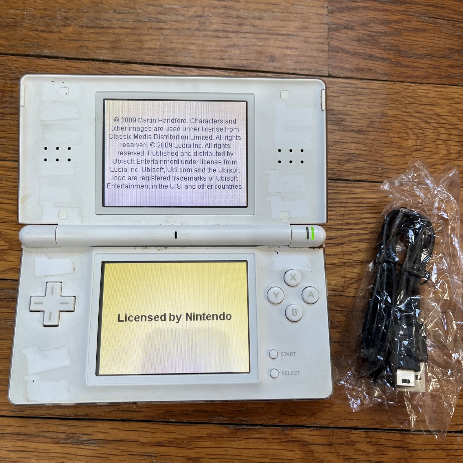 Nintendo DS Lite Handheld Console – Polar White and game charger stylus works