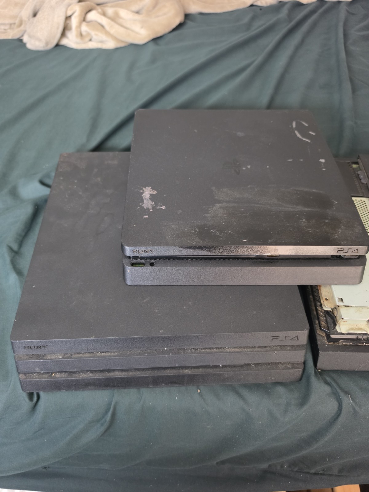 Lot Of 3 Ps4 Consoles For Parts/move Controllers/2 memory Hard Drive 2tb .