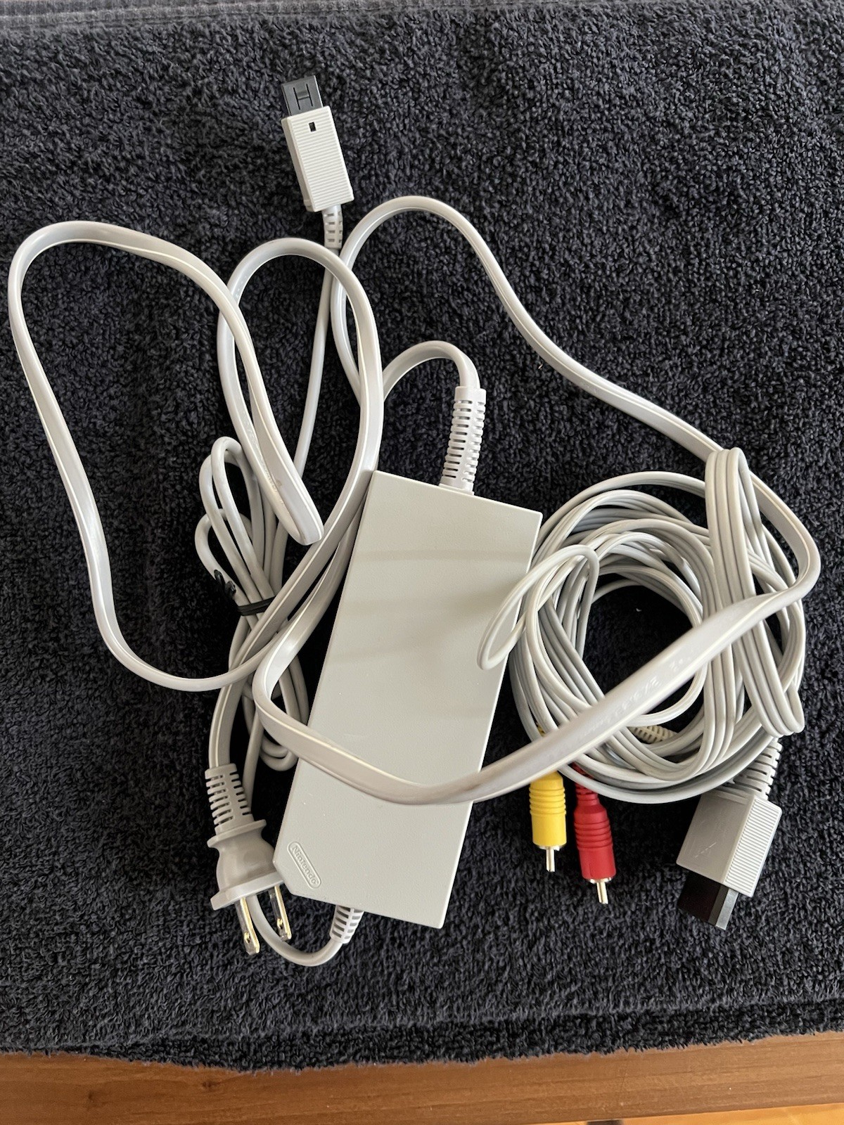 Wii Console Bundle 1 Wii Remote/nunchuck, Cords, Mario Kart Wii + Steering Wheel