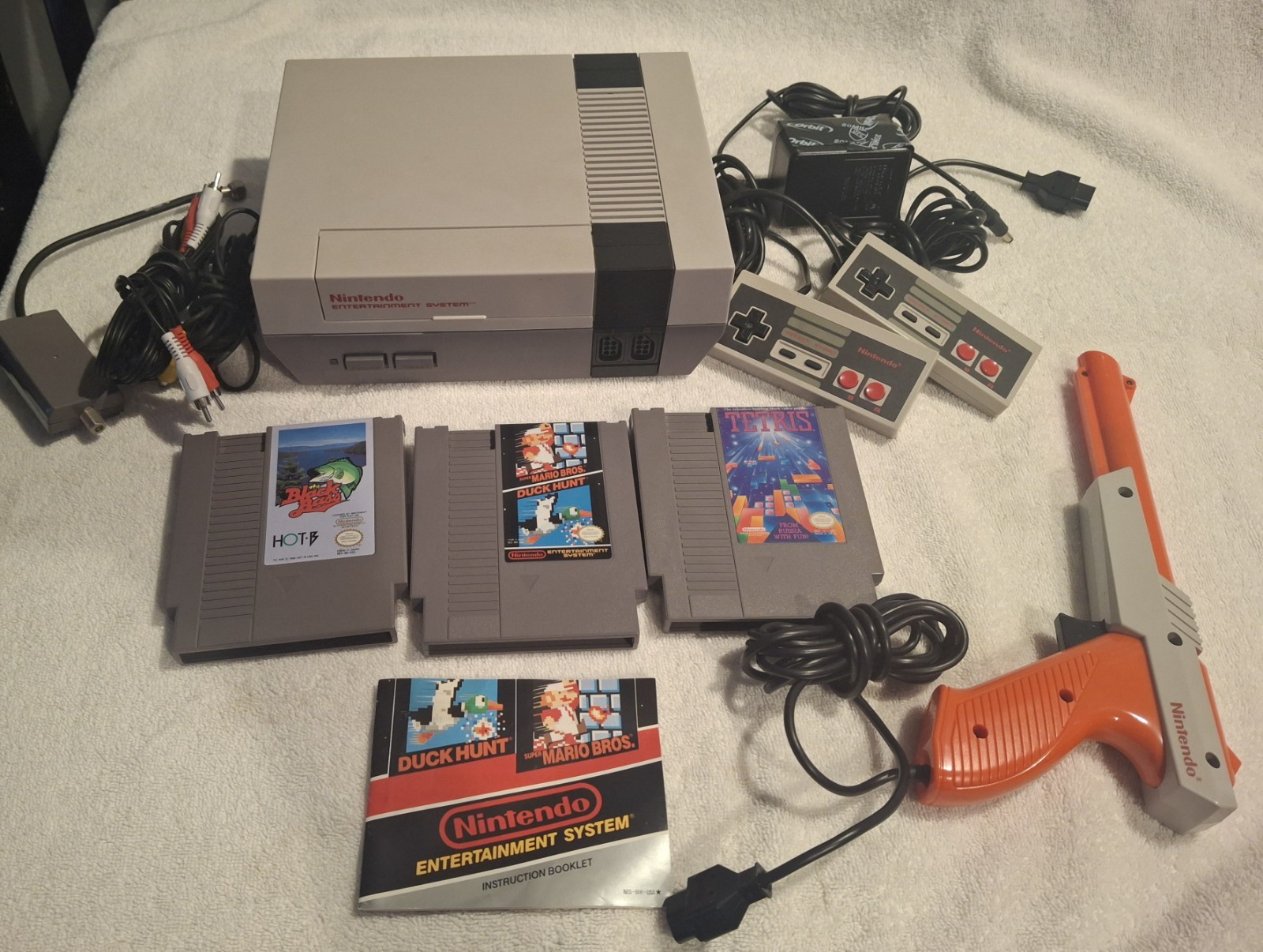 Original Nintendo NES Console 3 Games 2 Controllers And Zapper READ DESCRIPTION