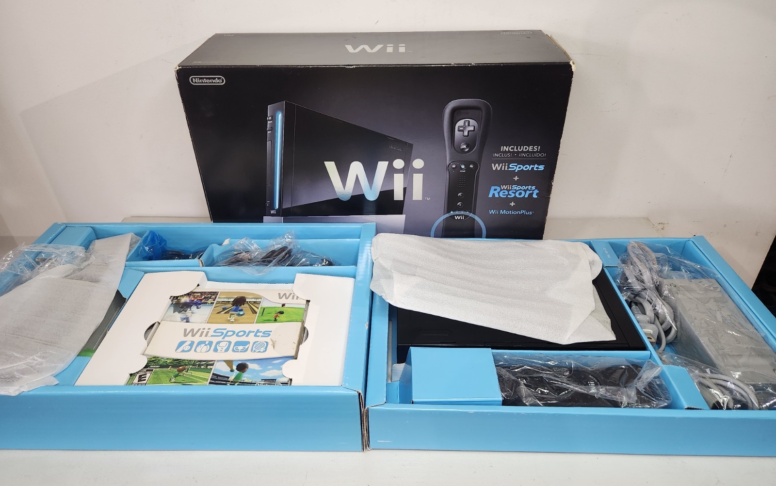 Nintendo Wii Black Console Bundle CIB w/ Wii Sports & Resort Complete in Box